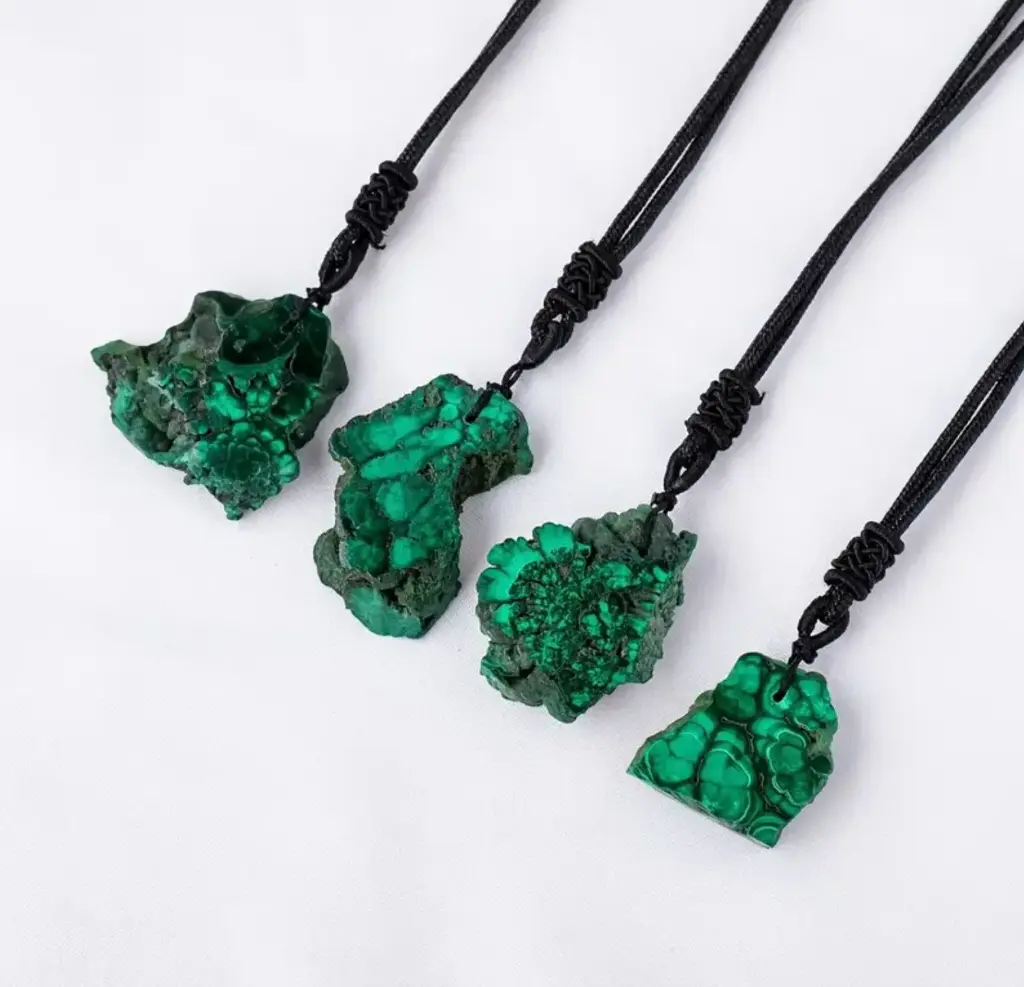 [minerales_00024] Colgante de Malaquita irregular