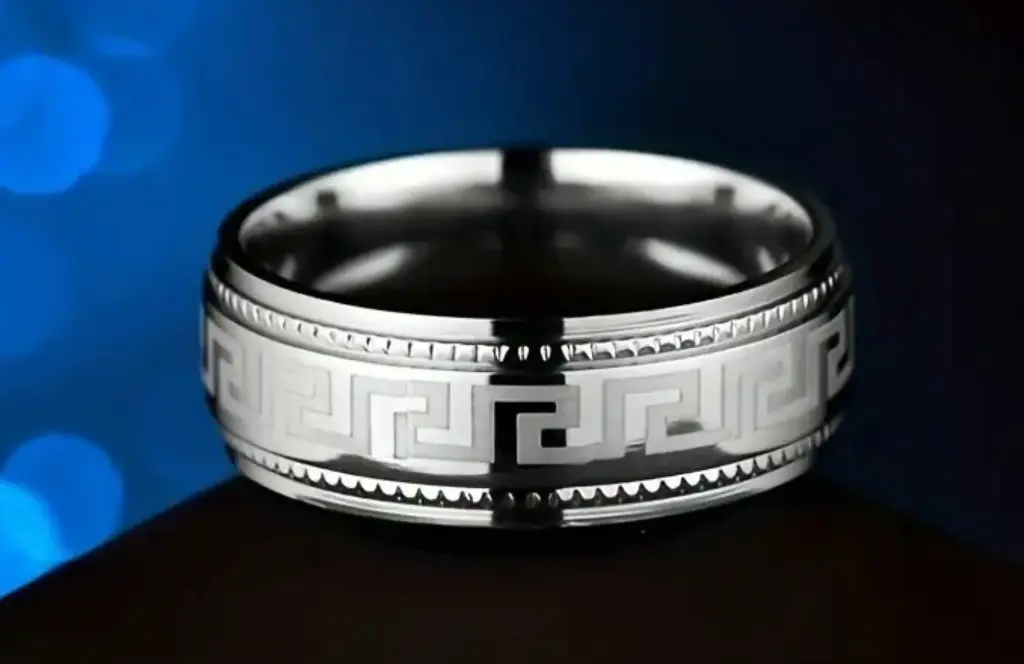 Anillo de acero con cenefas
